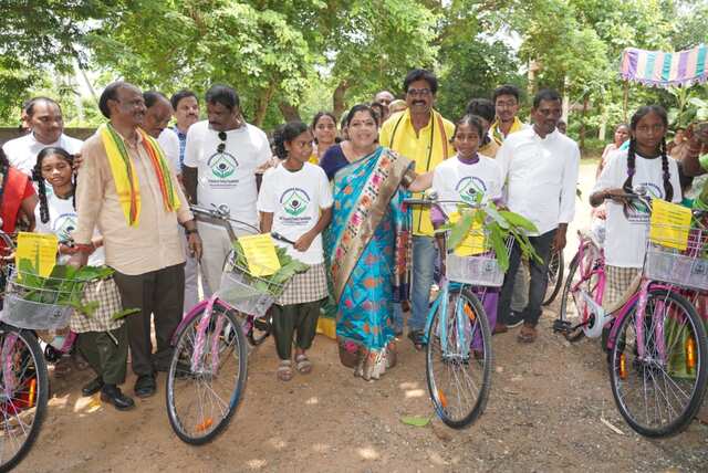 సైకిల్స్ పంపిణీ కార్యక్రమంలో పాల్గొన్న మంత్రి సంధ్యారాణి