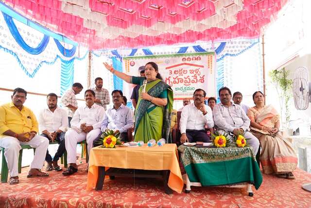 సాలూరులో గృహప్రవేశాల కార్యక్రమంలో మంత్రి సంధ్యారాణి
