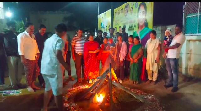 *భోగి మంటలు వేసిన మంత్రి సవిత*