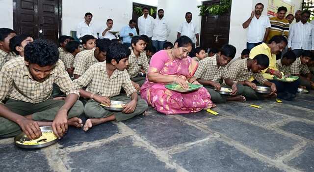 ‘ముస్తాబు’ను పరిశీలించిన మంత్రి