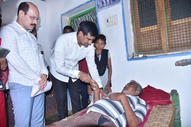 పెన్షన్ల పంపిణీ ప్రారంభించిన మంత్రి శ్రీనివాస్