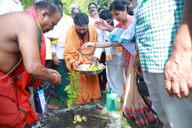 108 మొక్కలు నాటిన మంత్రి సుభాష్