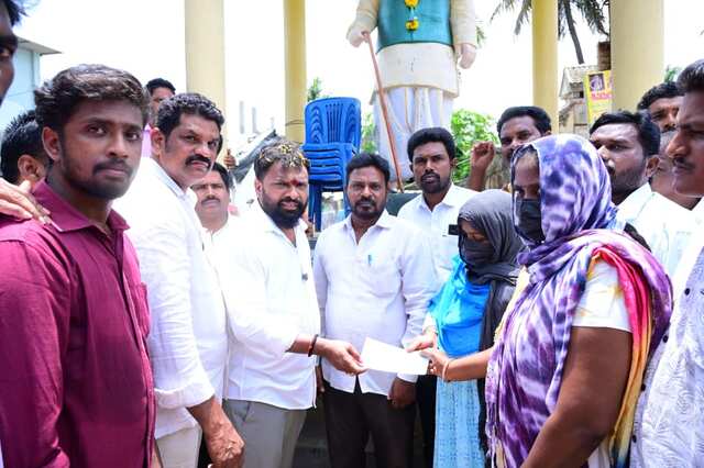 ఉద్యోగాల పేరుతో మోసం.. మంత్రి అండ