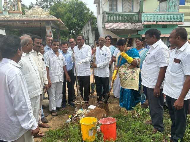 స్వచ్ఛాంధ్రలో పాల్గొన్న ఎమ్మెల్యే కోళ్ల లలిత కుమారి.