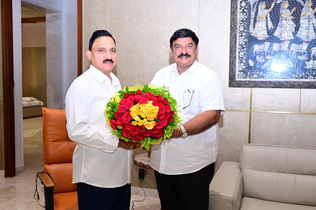 సుజనా చౌదరి ను కలిసిన ఎమ్మెల్యే