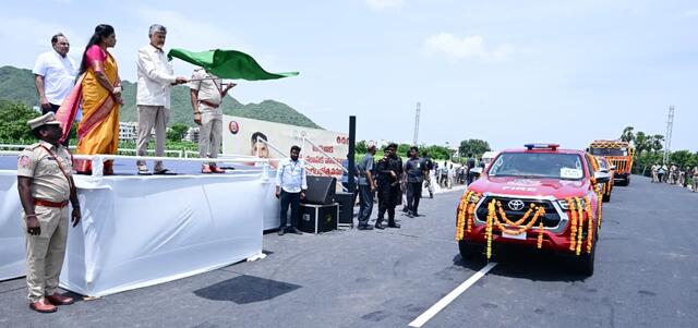 అగ్నిమాపక శాఖలోకి ఆధునిక వాహనాలు