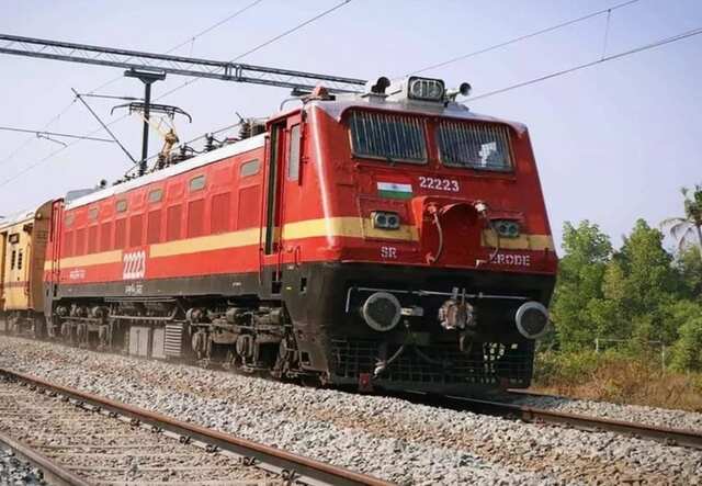 మోంథా తుఫాన్ ఎఫెక్ట్.. 43 రైళ్లు రద్దు