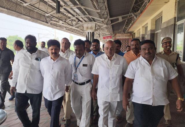 శ్రీకాళహస్తి రైల్వే స్టేషన్ అభివృద్ధి పనులు సమీక్షించిన ఎంపీ గురుమూర్తి