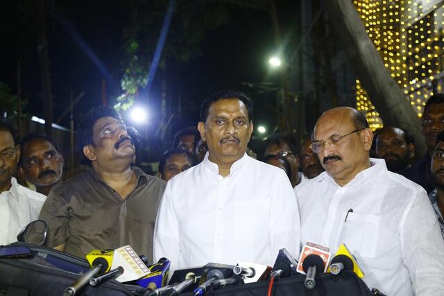 విద్యుత్ దీపాలంకార‌ణ‌ను ప్రారంభించిన ఎంపీ