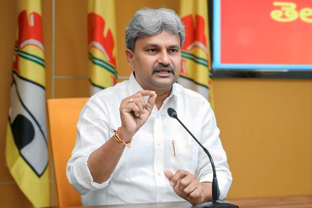 మహిళా లోకానికి నల్లపురెడ్డి క్షమాపణ చెప్పాలి