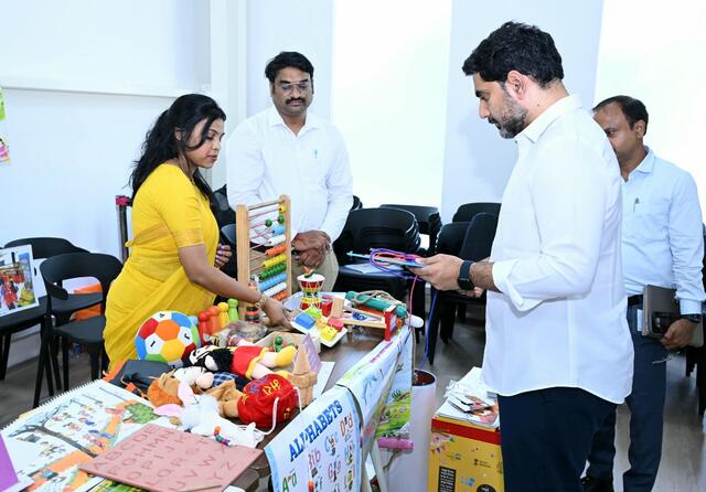 విద్యార్థులకు కిట్లు.. పరిశీలించిన మంత్రి లోకేష్