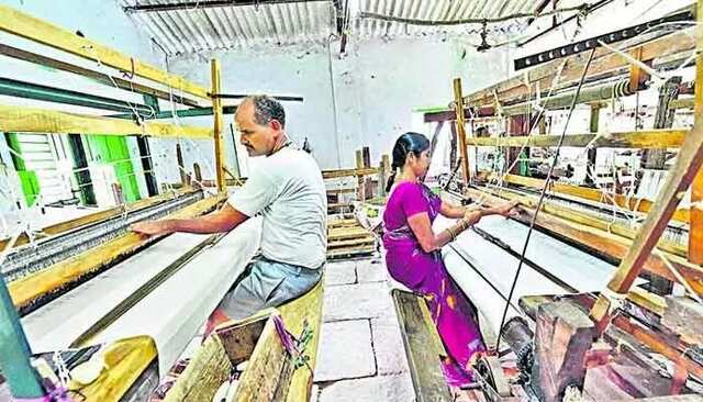 చేనేతల చిరునవ్వు...!