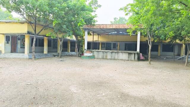మూతబడుతున్న ప్రభుత్వ బడులు
