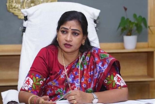 పోలీస్ స్టేషన్లకు కొత్త వాహనాలు