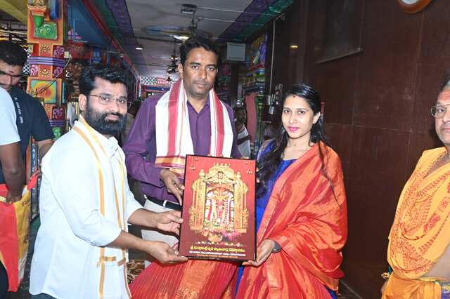 అమ్మవారికి ప్రత్యేక పూజలు చేసిన  కలెక్టర్