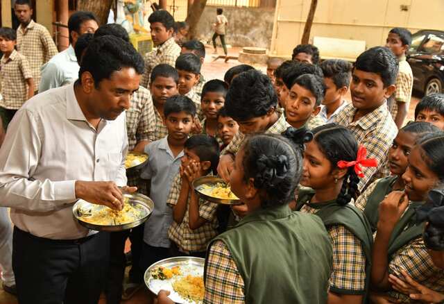 విద్యార్థులతో కలిసి భోజనం చేసిన కలెక్టర్