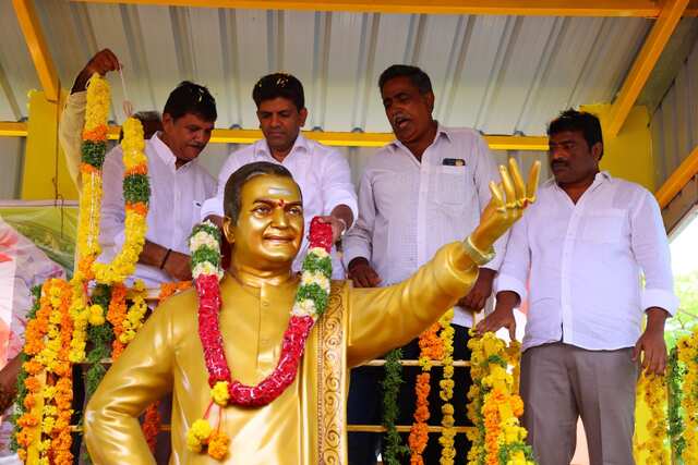 నాడు శునకానందం.. నేడు ప్రజాసంక్షేమం!