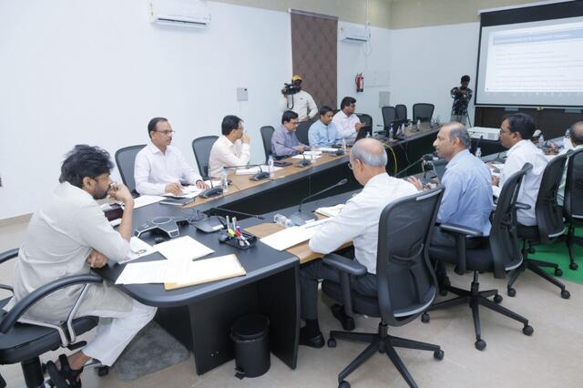 ఉప్పాడ తీర కాలుష్యంపై పవన్ సమీక్ష