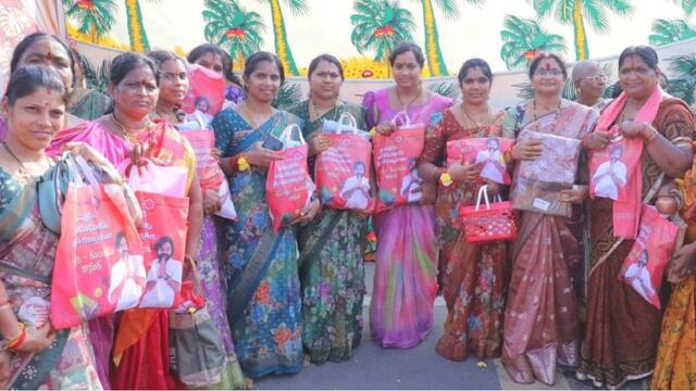 ఆడపడుచులకు శ్రావణ కానుక అందించిన పవన్!
