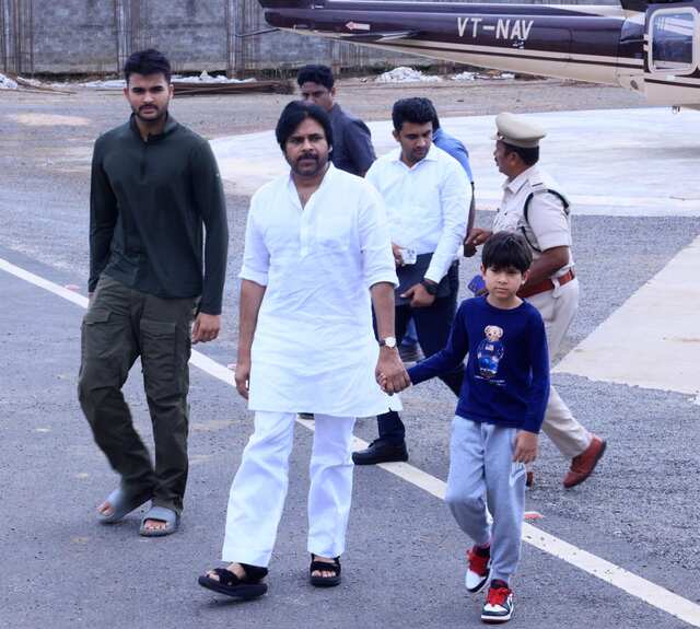 సోషల్ మీడియాను షేక్ చేస్తున్న పవన్ ఫొటో