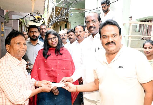 ఏలూరులో జోరుగా పింఛన్లు