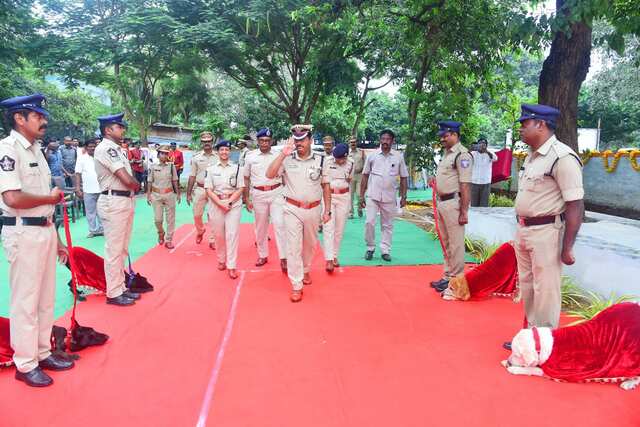 డాగ్ కెనాల్స్ ప్రారంభించిన పోలీస్ కమీషనర్