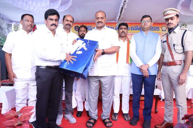 పోలీసు అమరవీరుల త్యాగాలు వెలకట్టలేనివి
