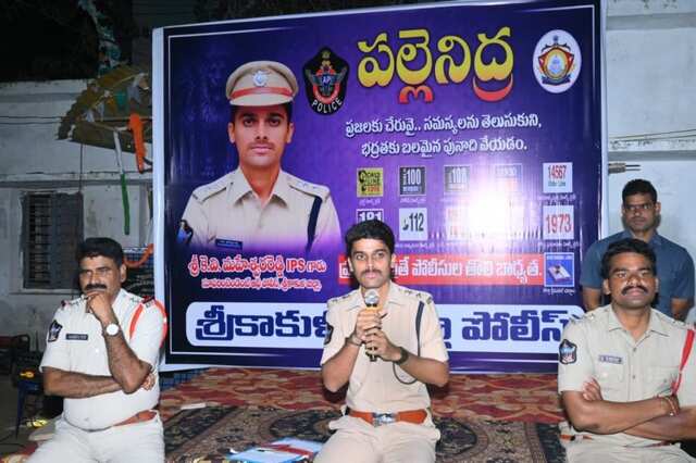 పల్లె నిద్రతో ప్రజలతో పోలీసులు