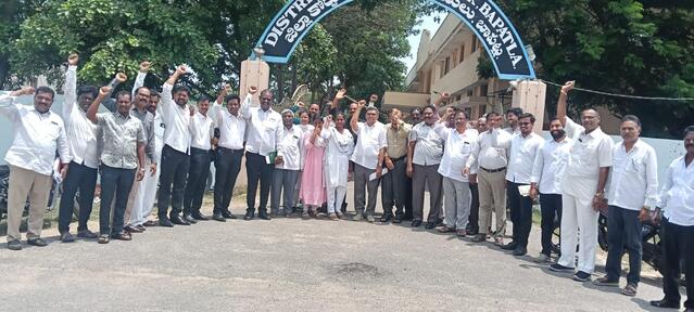 న్యాయవాదుల రక్షణ చట్టం కోసం ధర్నా