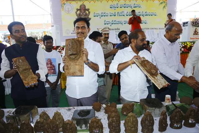 7,730 మ‌ట్టి వినాయ‌కులతో రికార్డ్