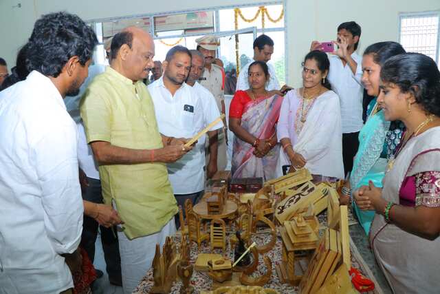 హస్తకళలకు పూర్వవైభవం తేవాలి