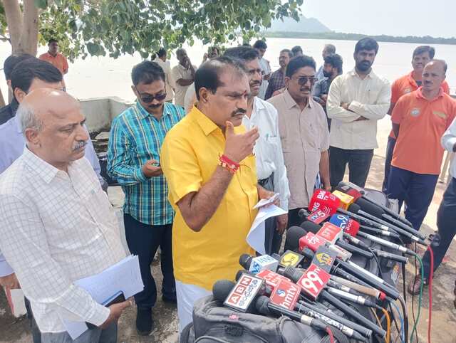 ప్రకాశం బ్యారేజ్ వద్ద వరదను పర్యవేక్షించిన మంత్రి రామానాయుడు