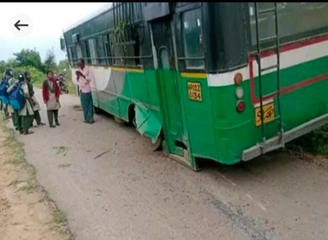 ఆర్టీసీ బస్సుకు తృటిలో తప్పిన ప్రమాదం