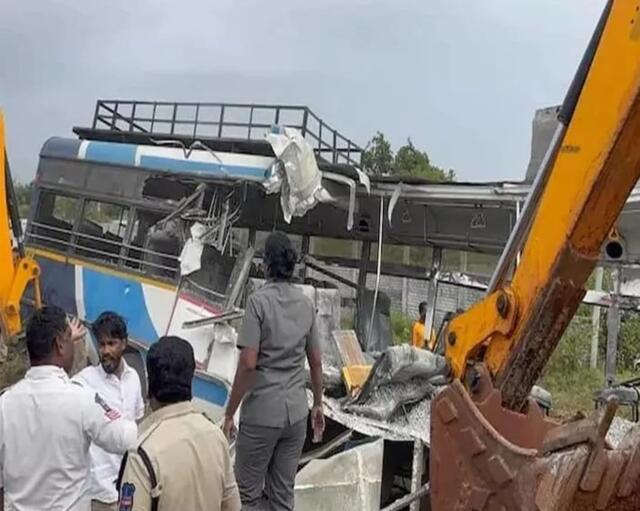 చేవెళ్లలో ఘోర రోడ్డు ప్రమాదం