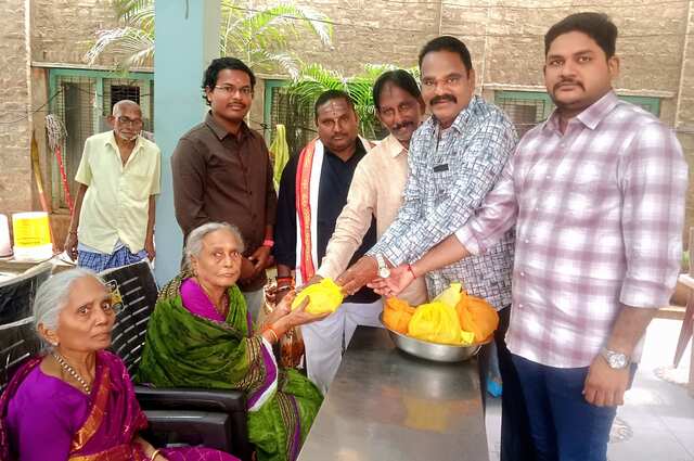 వృద్ధులకు సంక్రాంతి పిండి వంటలు