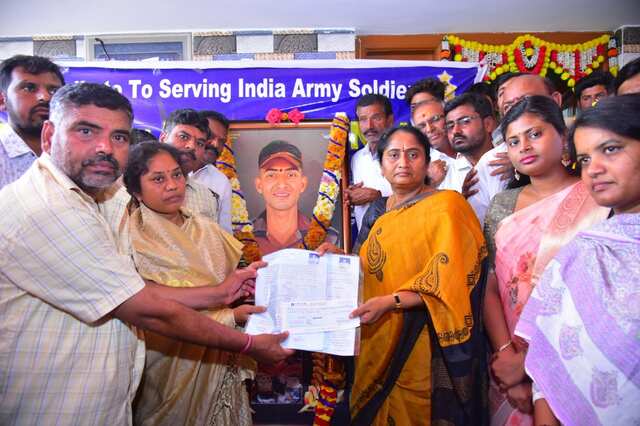 గోరంట్లలో జవాను మురళీ నాయక్ కాంస్యం విగ్రహం