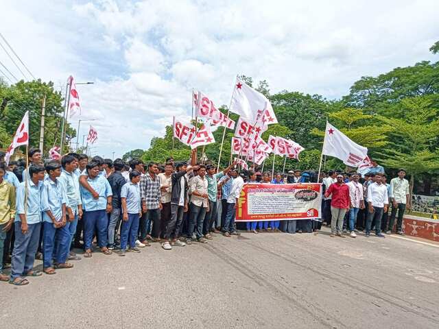విద్యాశాఖ మంత్రి రాజీనామా చేయాలి:ఎస్ఎఫ్ఐ