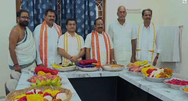 "కాణీపాకం వినాయక స్వామికి పట్టువస్త్రాలు సమర్పణ "