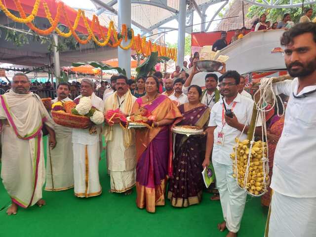 కనక మహాలక్ష్మి దేవస్థానం నుంచి అమ్మవారికి పట్టు వస్త్రాలు, సారె సమర్పణ