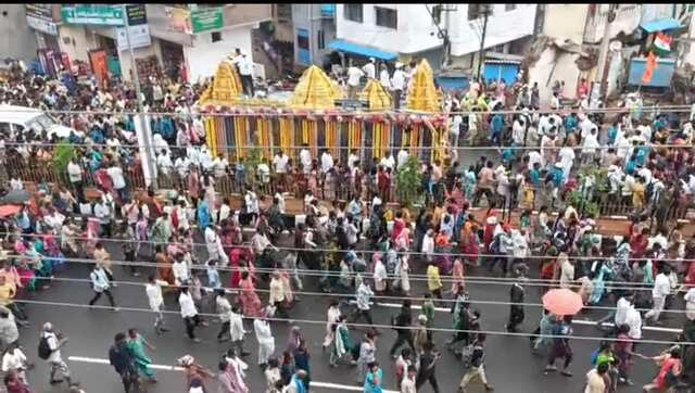 ఆహా గిరి ప్రదక్షిణ.. రెండు కళ్లు చాలవు!