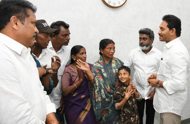 జగన్‌ను కలిసిన సింగయ్య కుటుంబ సభ్యులు