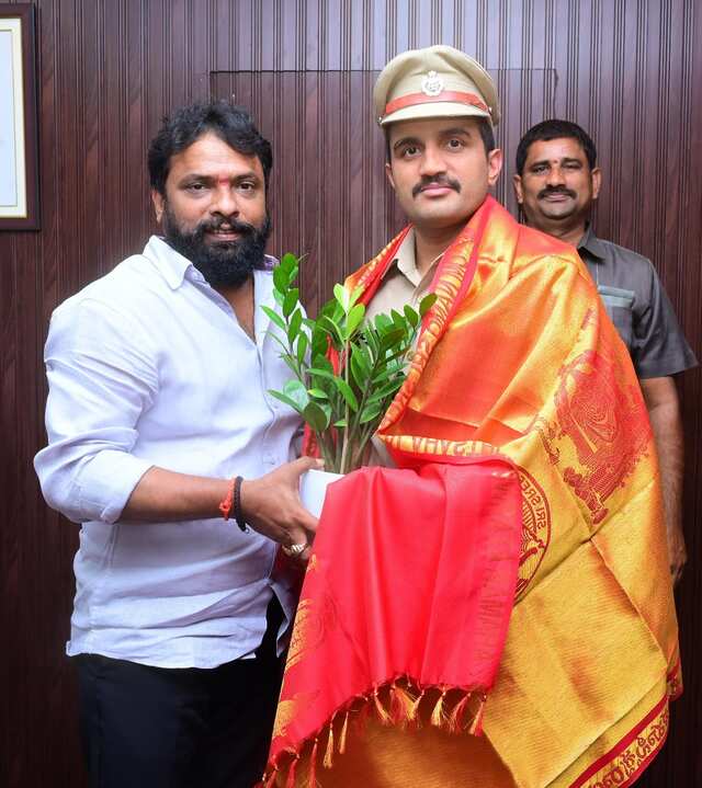 మంత్రి సుభాష్ ను కలిసిన  ఎస్పీ రాహుల్ మీనా