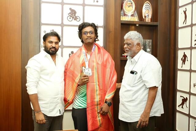 ఆర్చరీ క్రీడాకారులకు శాప్ ఛైర్మన్ అభినందన
