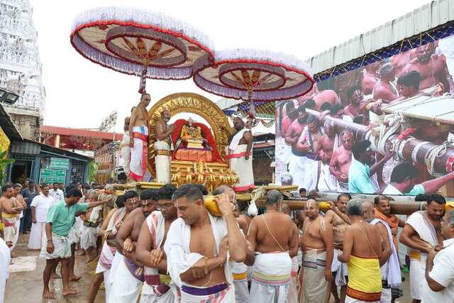శ్రీ పద్మావతీ అమ్మవారి వాహ‌న‌సేవ‌లో త‌రిస్తున్న శ్రీ రంగం శ్రీ‌వైష్ణ‌వులు