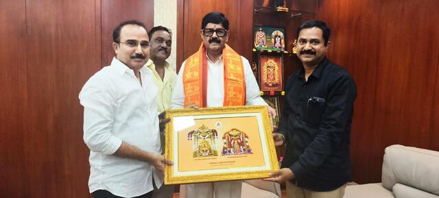 దేవాదాయ శాఖ మంత్రిని కలిసిన శ్రీశైలం దేవస్థానం బోర్డు సభ్యులు