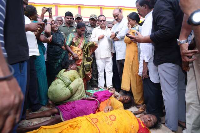 కాశీబుగ్గలో తొక్కిసలాట.. 9 మంది మృతి