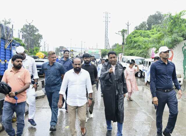 ర‌హ‌దారుల‌పై నీళ్లు నిల‌వ‌కుండా ప‌క‌డ్బందీ చ‌ర్య‌లు