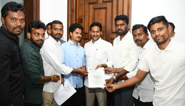 జగన్‌ను కలిసిన విద్యార్థి, నిరుద్యోగ, యువజన జేఏసీ