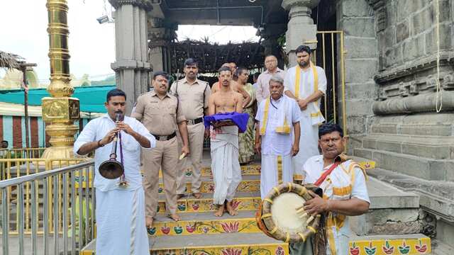 వైభవంగా స్వామివారి స్వర్ణ పుష్పార్చన