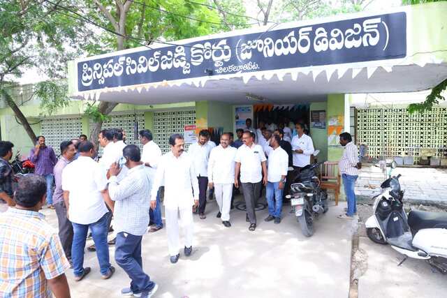 కోర్టులో ఎమ్మెల్యే ప్రత్తిపాటి పుల్లారావు హాజరు
